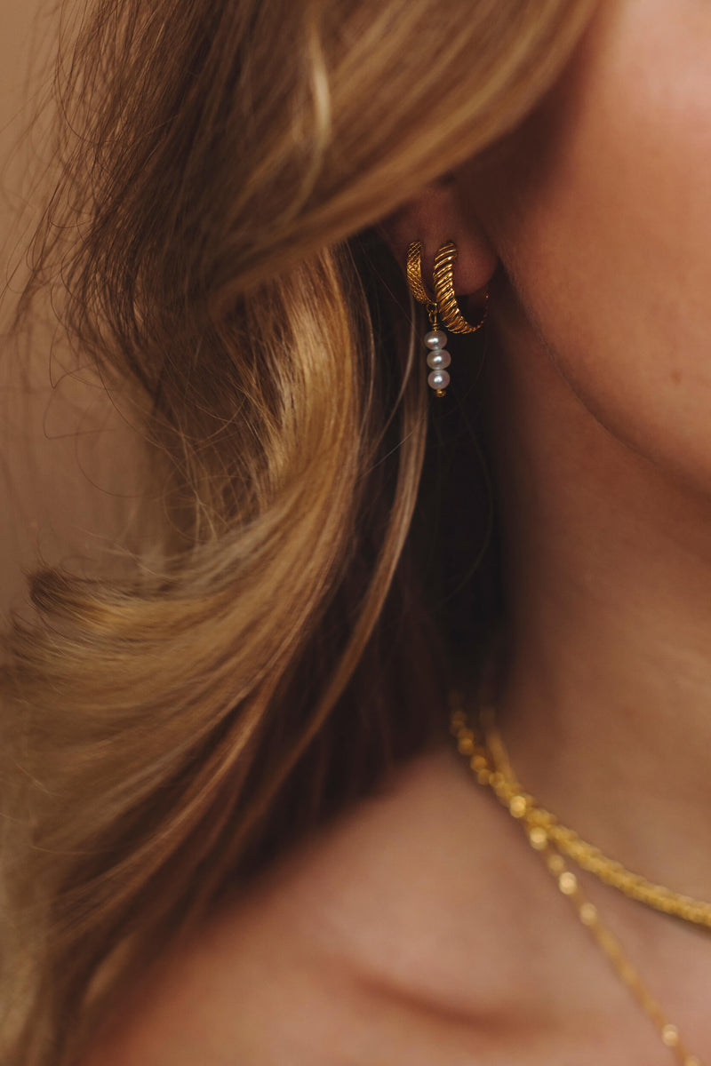 Serpent Pearl Hugging Hoops Oorbellen - Zilver