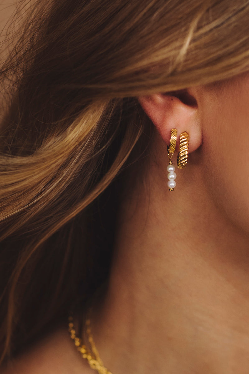 Serpent Pearl Hugging Hoops Oorbellen - Zilver